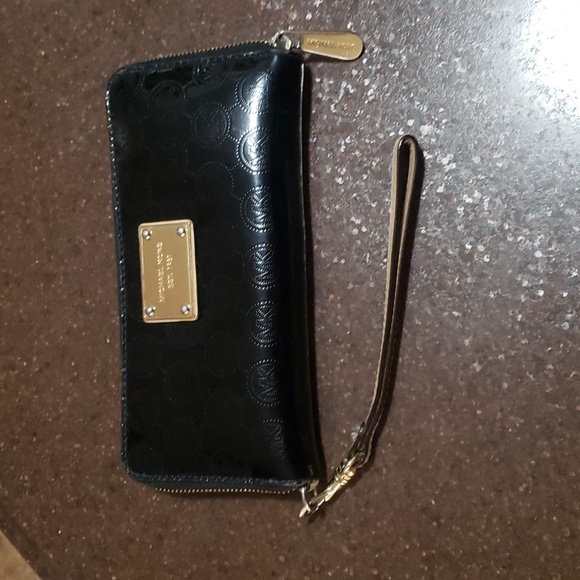 MICHAEL KORS Jet Set Zip Around Wristlet Wallet in Patent Black. - Picture 1 of 8